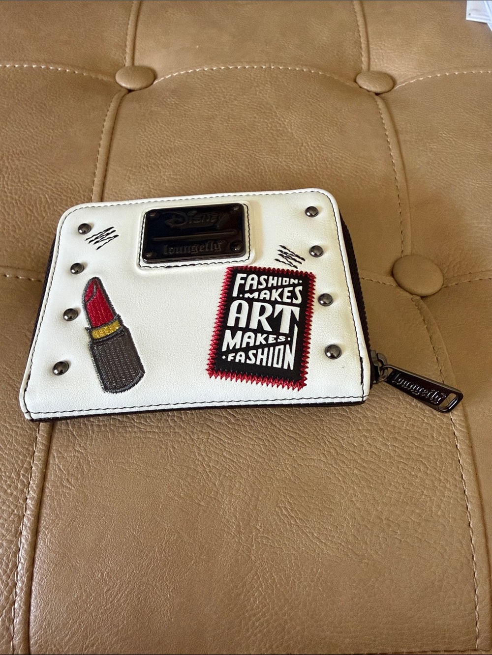 Disney’s lounge fly Cruella Deville Wallet black-and-white 4 x 5